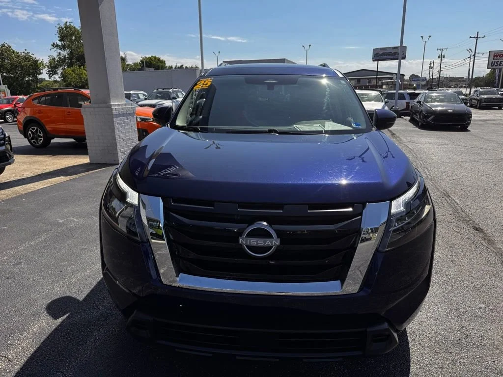 Used 2025 Blue Nissan SV image 3