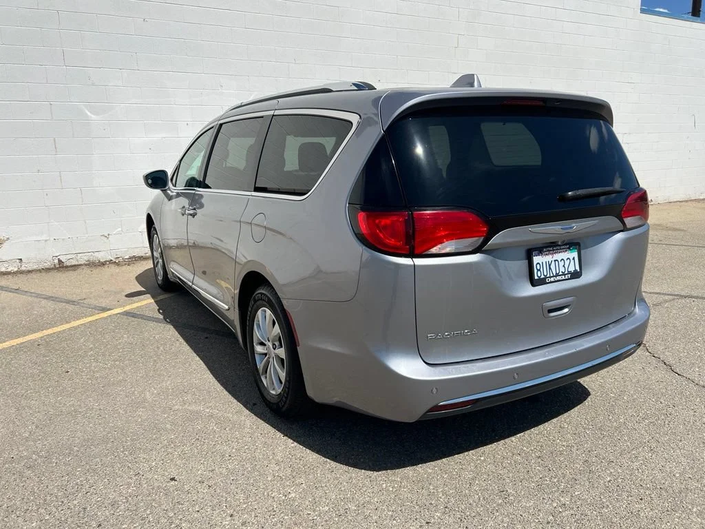 Used 2018  Chrysler Touring L image 3
