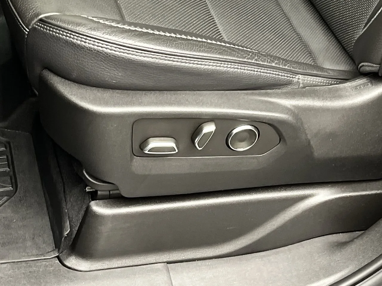 Used 2023 Sterling Metallic GMC Denali image 12