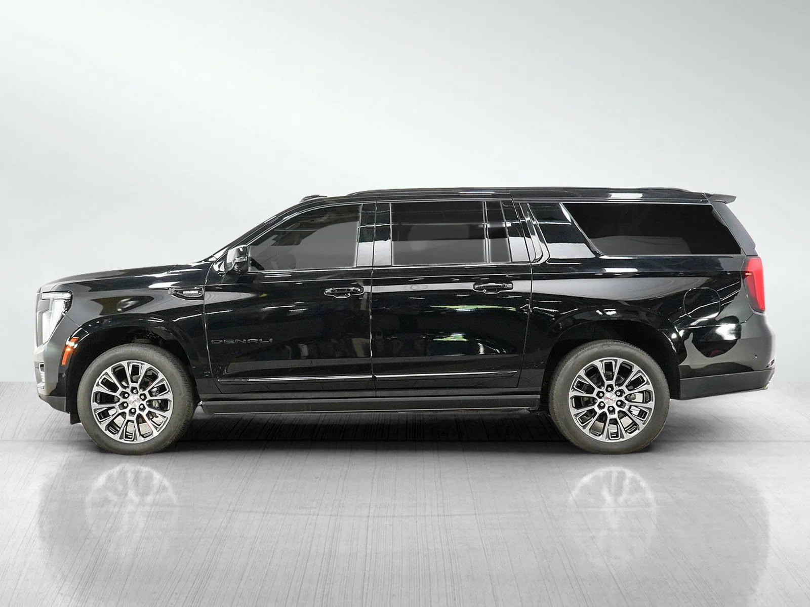 Used 2025 GMC Yukon XL Denali with VIN 1GKS2JR80SR331777 for sale in Roseville, Minnesota