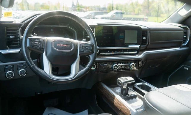 Used 2024 White GMC Elevation image 12