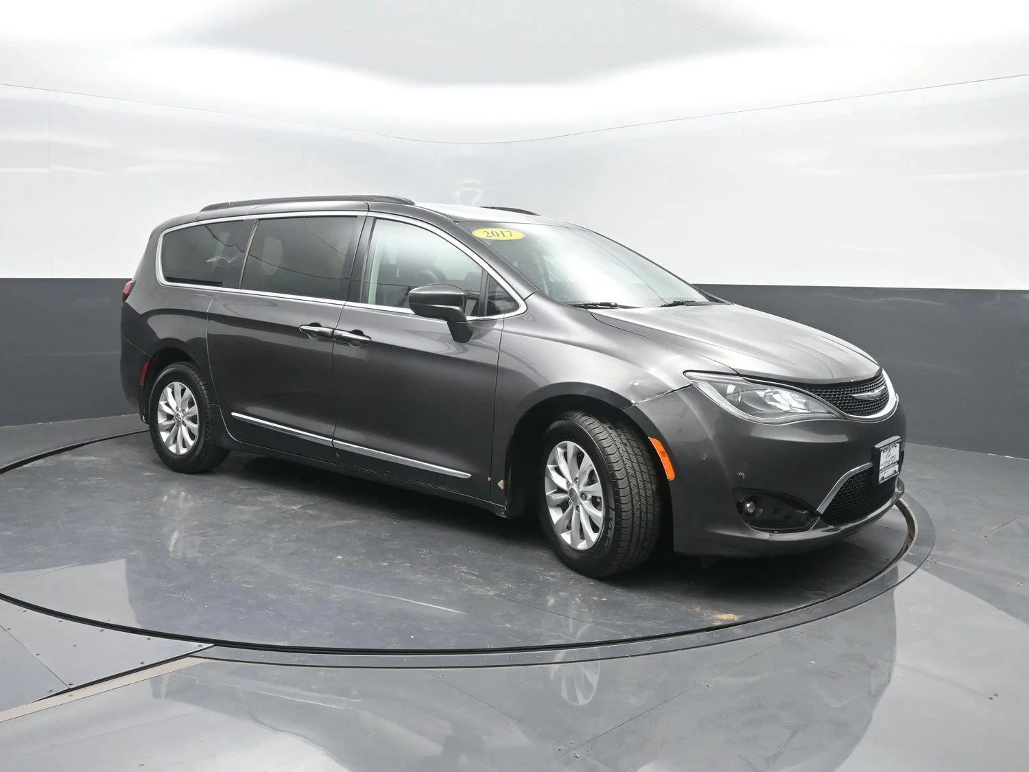 Used 2017 Granite Crystal Metallic Clearcoat Chrysler Touring-L image 4