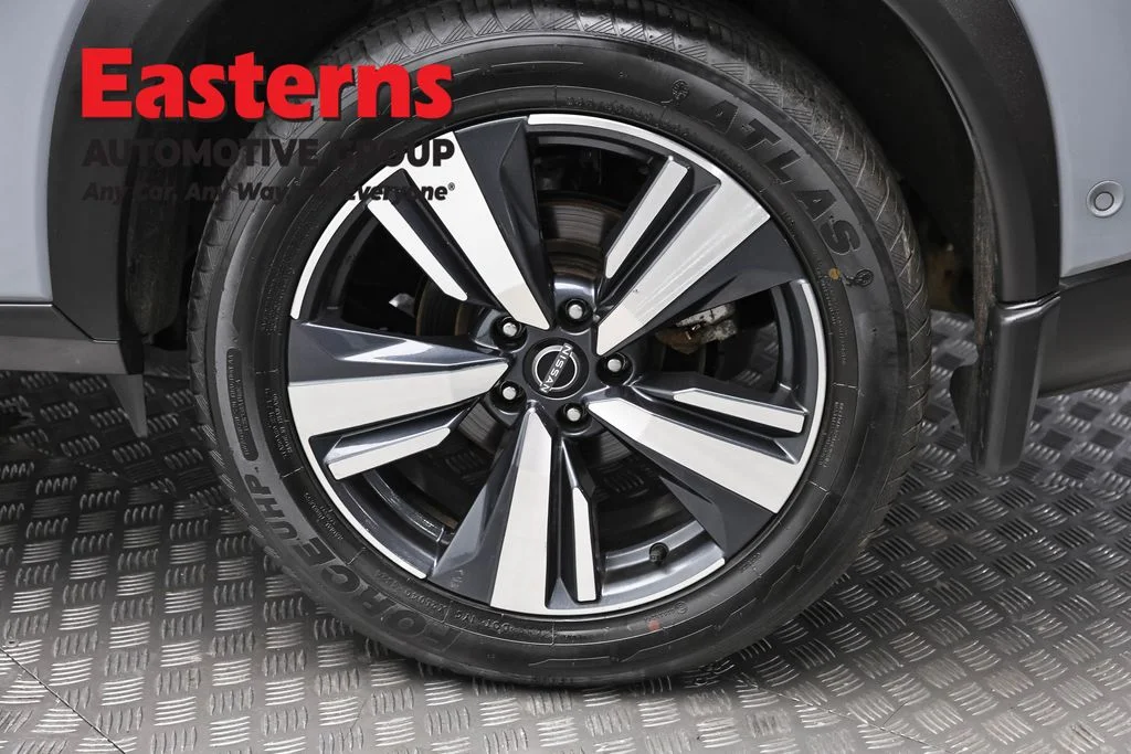 Used 2023 Gray Nissan SL image 8