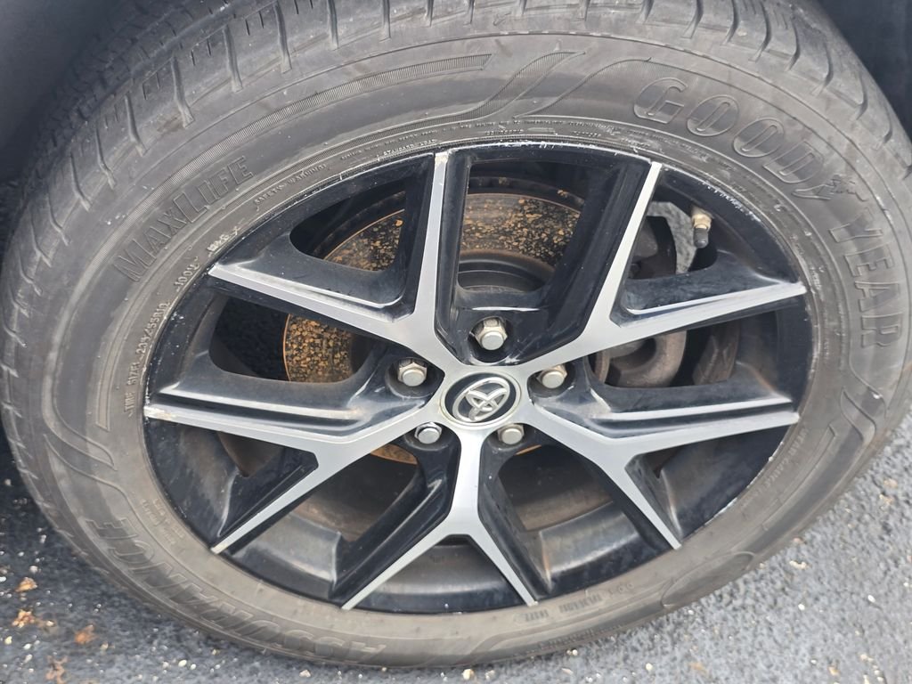 Used 2018 White Toyota SE image 17