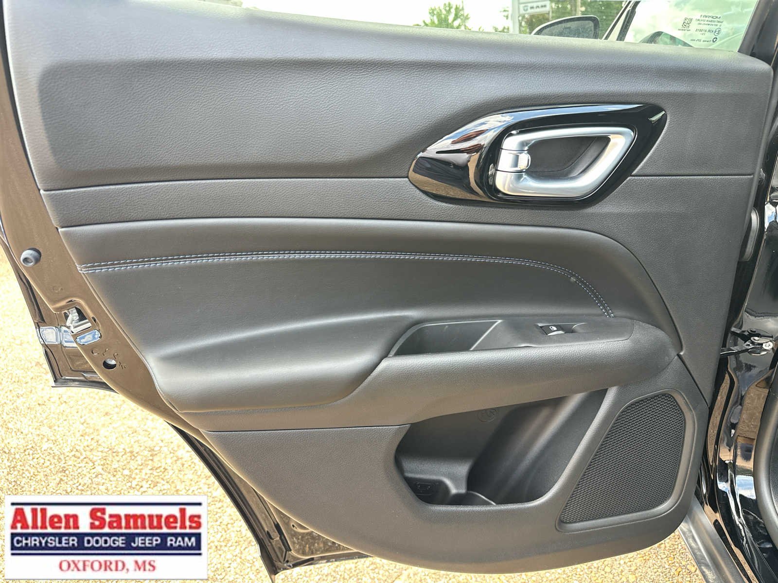 New 2026 Diamond Black Crystal Pearl-Coat Exterior Paint Jeep Latitude image 41
