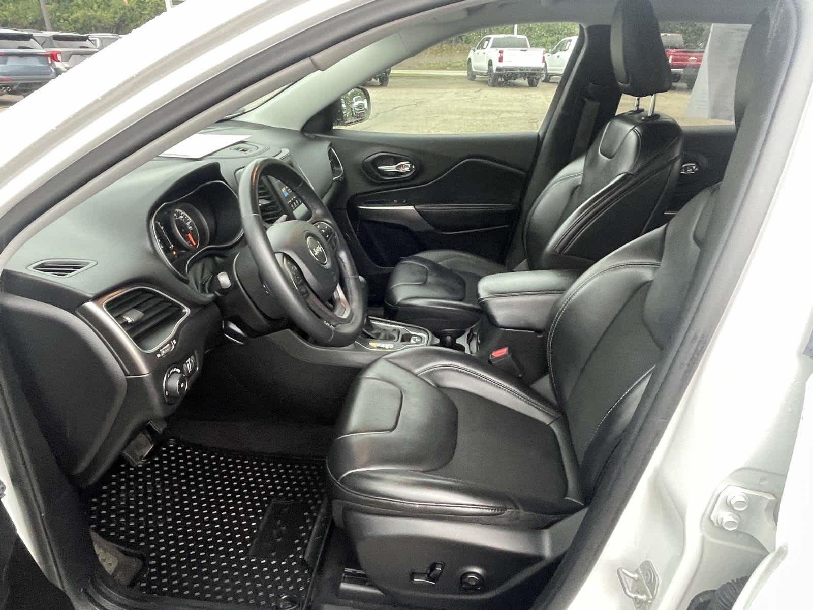 Used 2019 Bright White Clearcoat Jeep Latitude Plus image 18