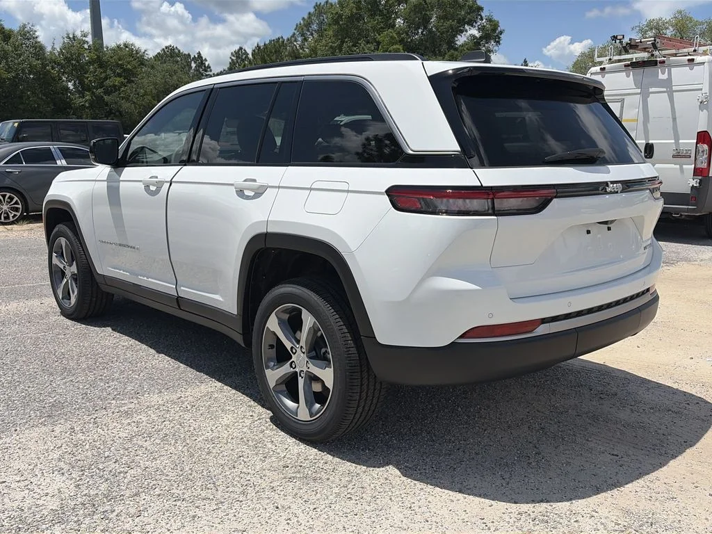 New 2026 Bright White Clear-Coat Exterior Paint Jeep Limited image 4