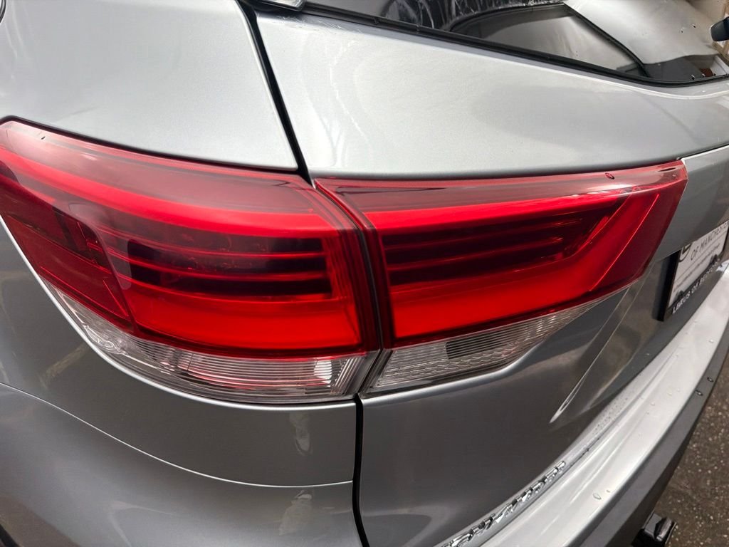 Used 2019 Silver Toyota XLE image 23