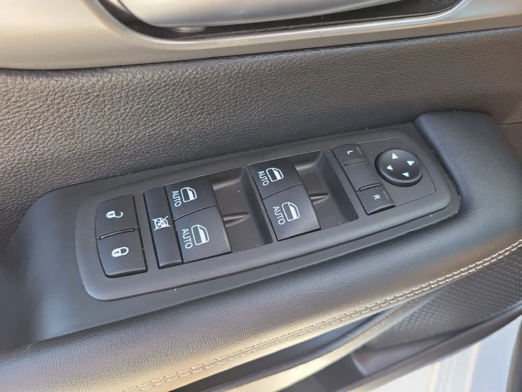 Used 2025 White Chrysler Select image 32