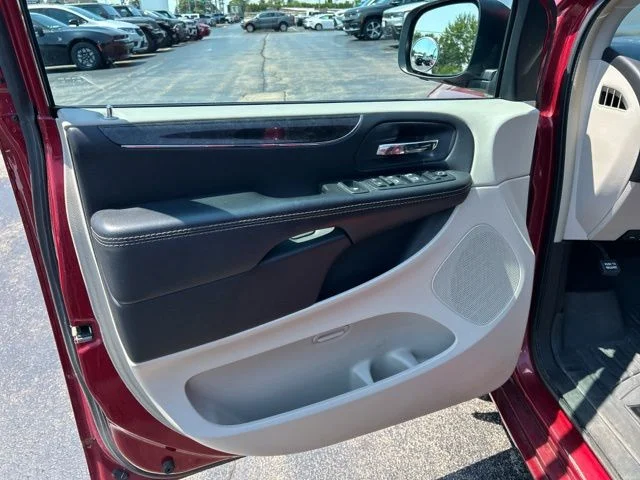 Used 2015 Red Chrysler Touring image 29