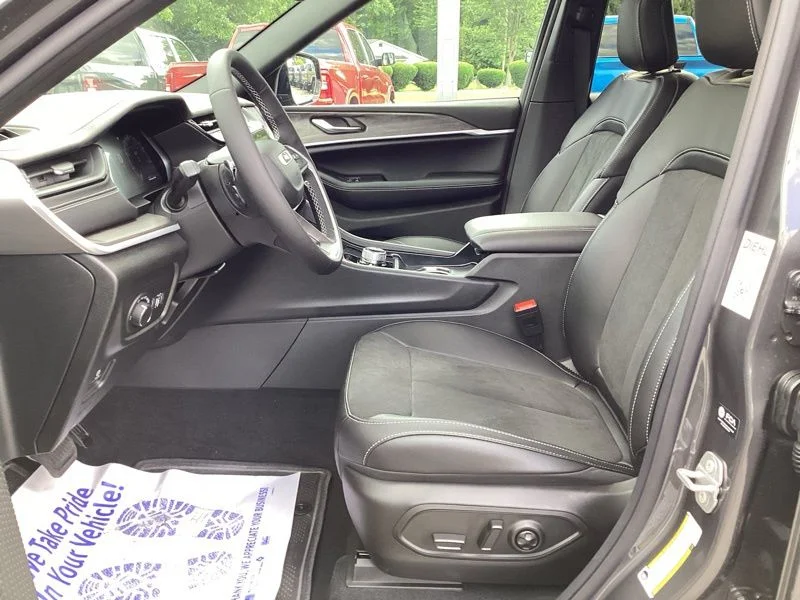 New 2026 Baltic Gray Metallic Clear-Coat Exterior Paint Jeep Laredo Altitude image 26