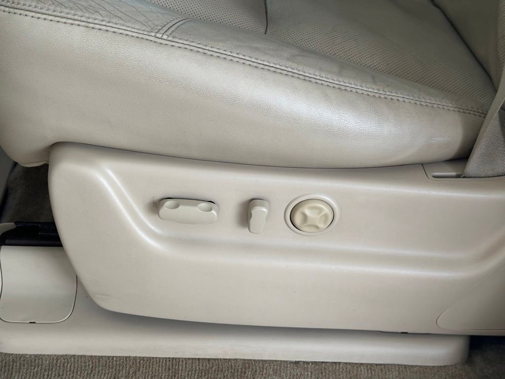 Used 2011 White Cadillac Premium image 11