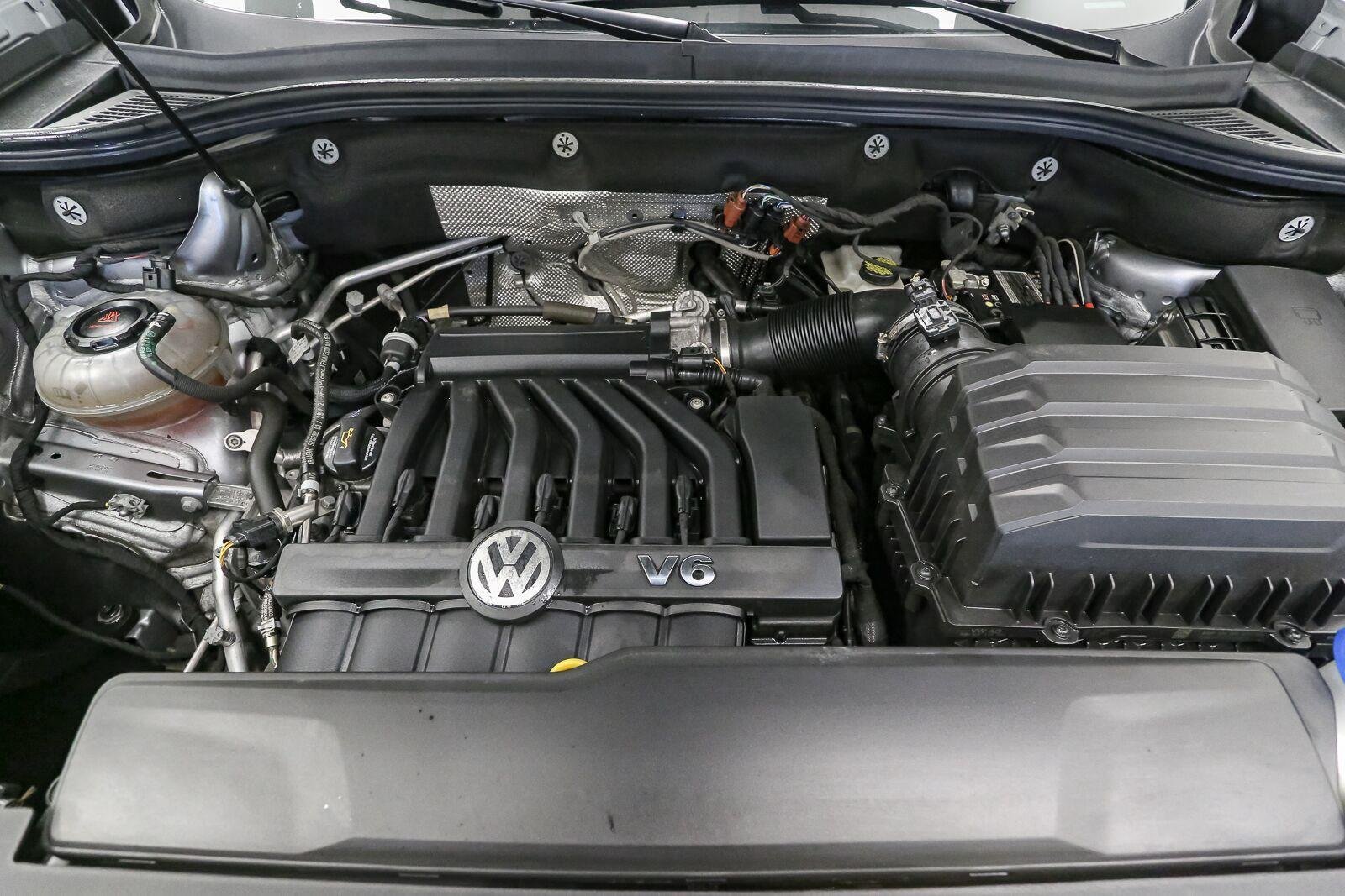 Used 2022 Pyrite Silver Metallic Volkswagen 3.6L V6 SE w/Technology image 17