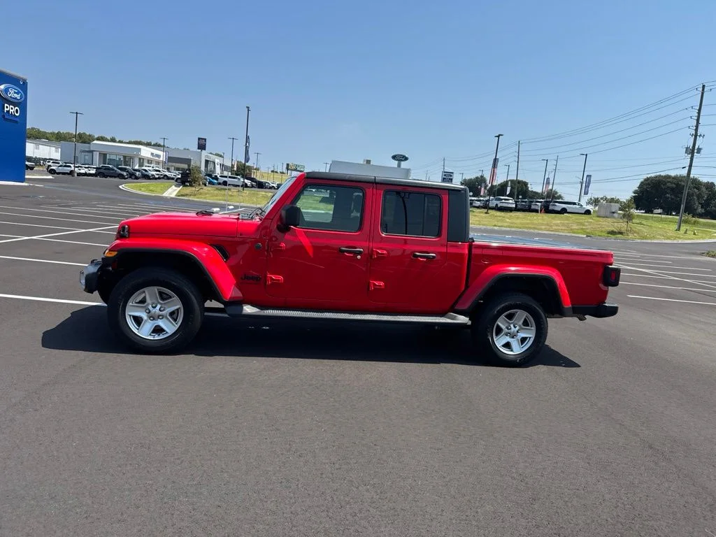 Used 2023 Red Jeep Sport S image 8