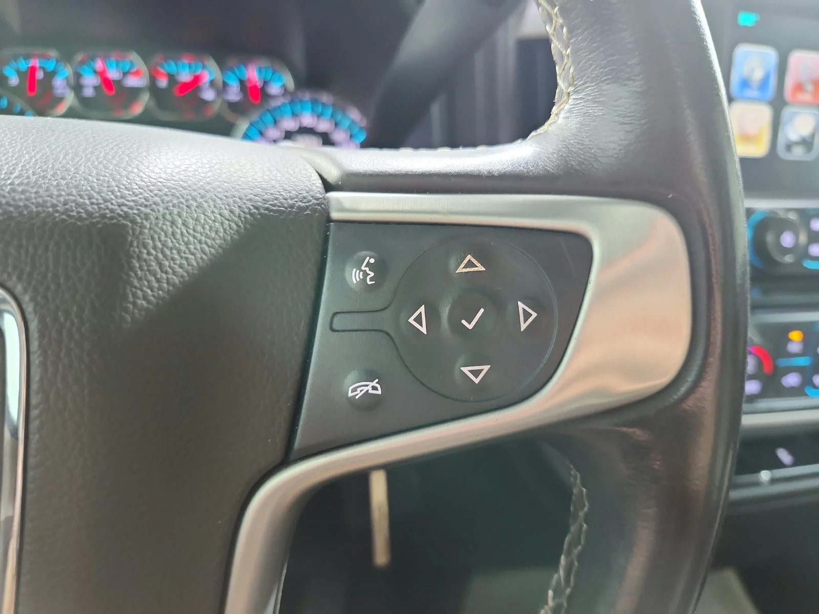 Used 2017 White GMC SLE image 18