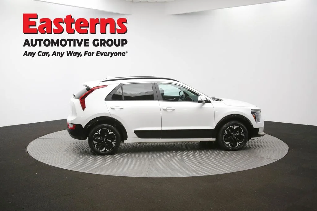 Used 2024 White Kia Wind image 44