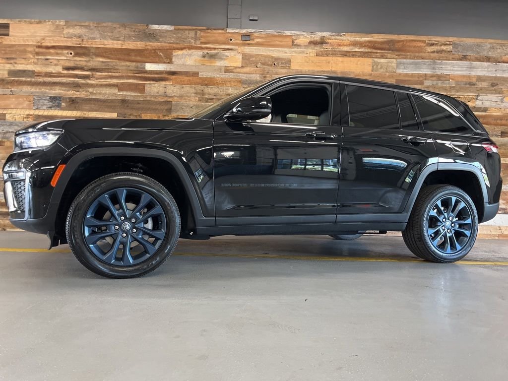 New 2026 Diamond Black Crystal Pearl-Coat Exterior Paint Jeep 85th Anniversary image 47