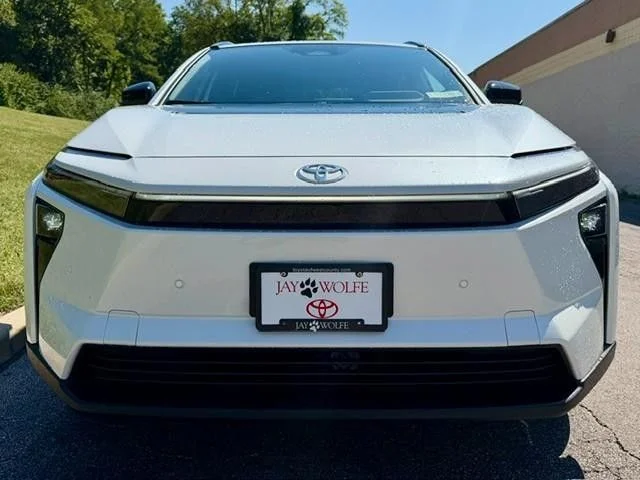 New 2026 Wind Chill Pearl Toyota XLE image 3