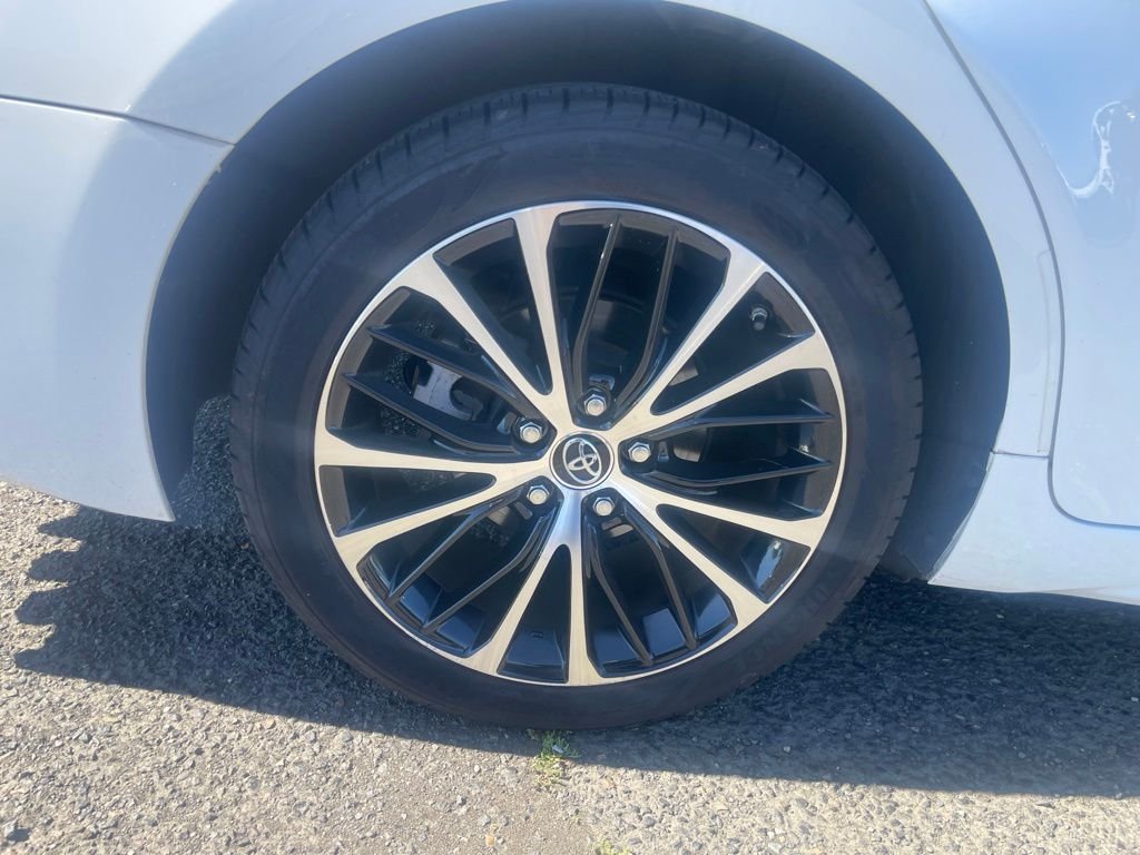 Used 2018 Super White Toyota SE image 21