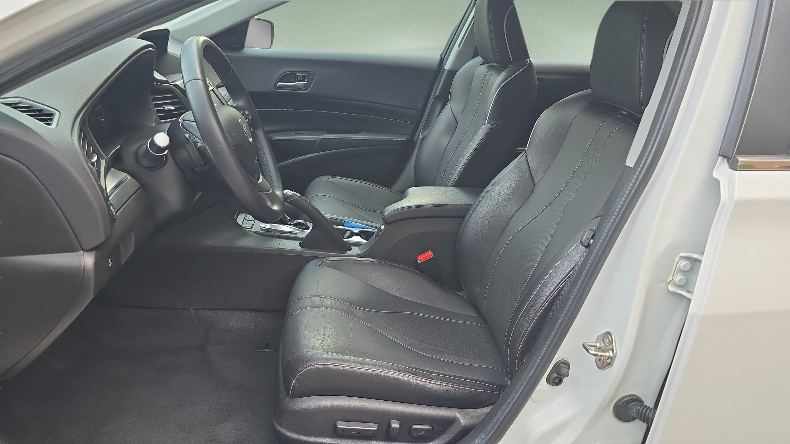 Used 2019 White Acura w/Premium Pkg image 9