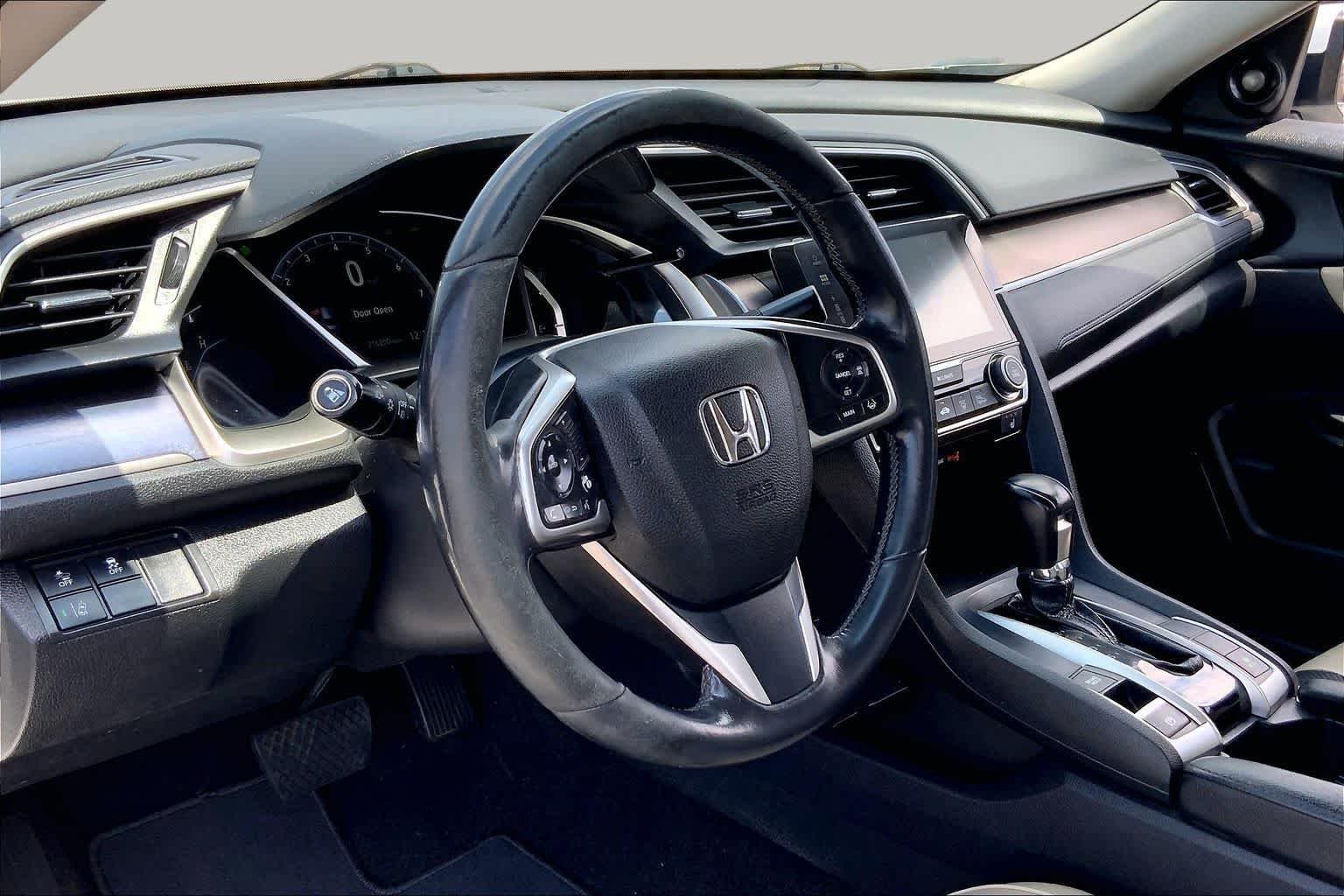 Used 2017 Lunar Silver Metallic Honda Touring image 14