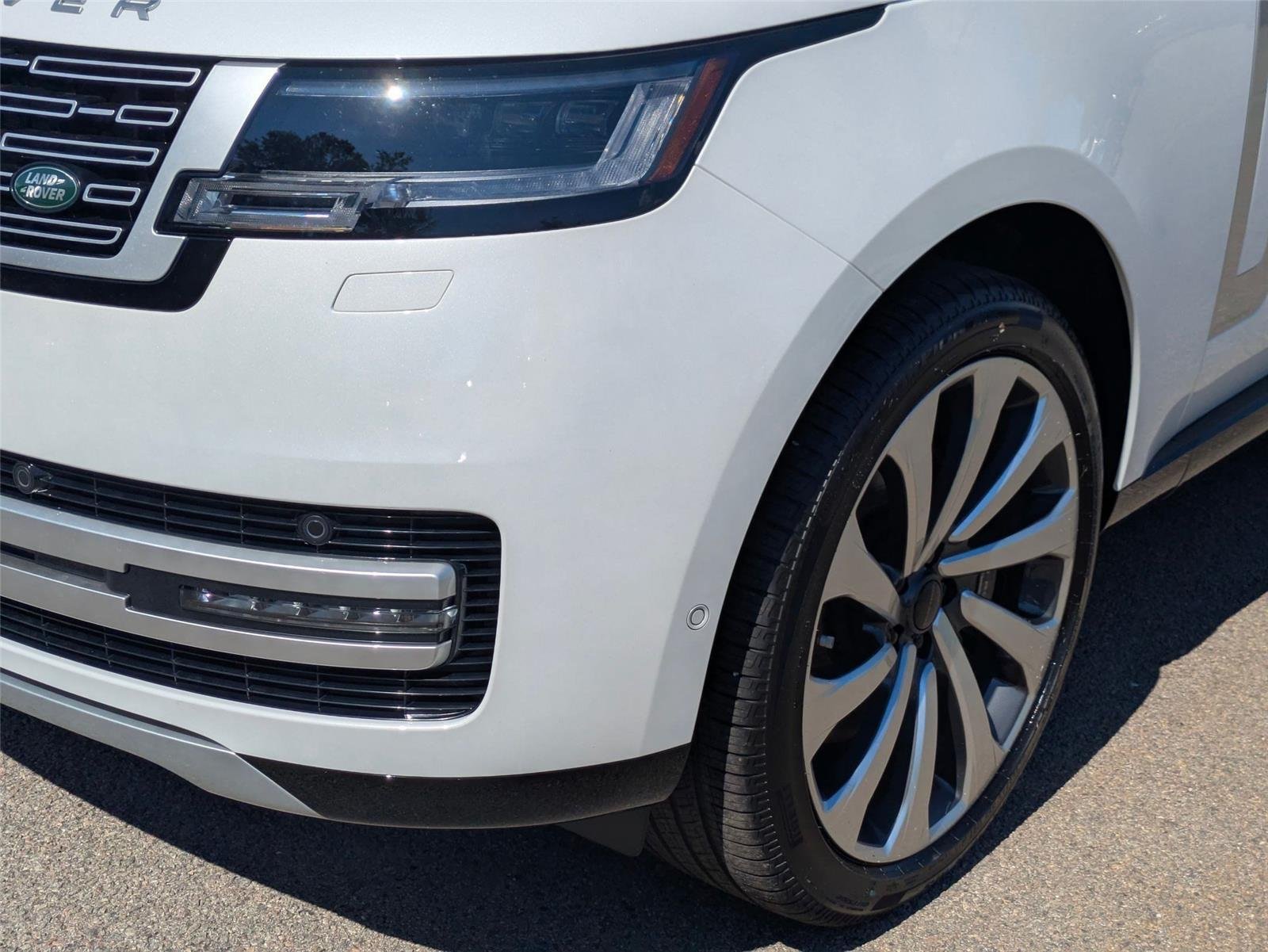 New 2026 Ostuni Pearl White Land Rover Autobiography image 9