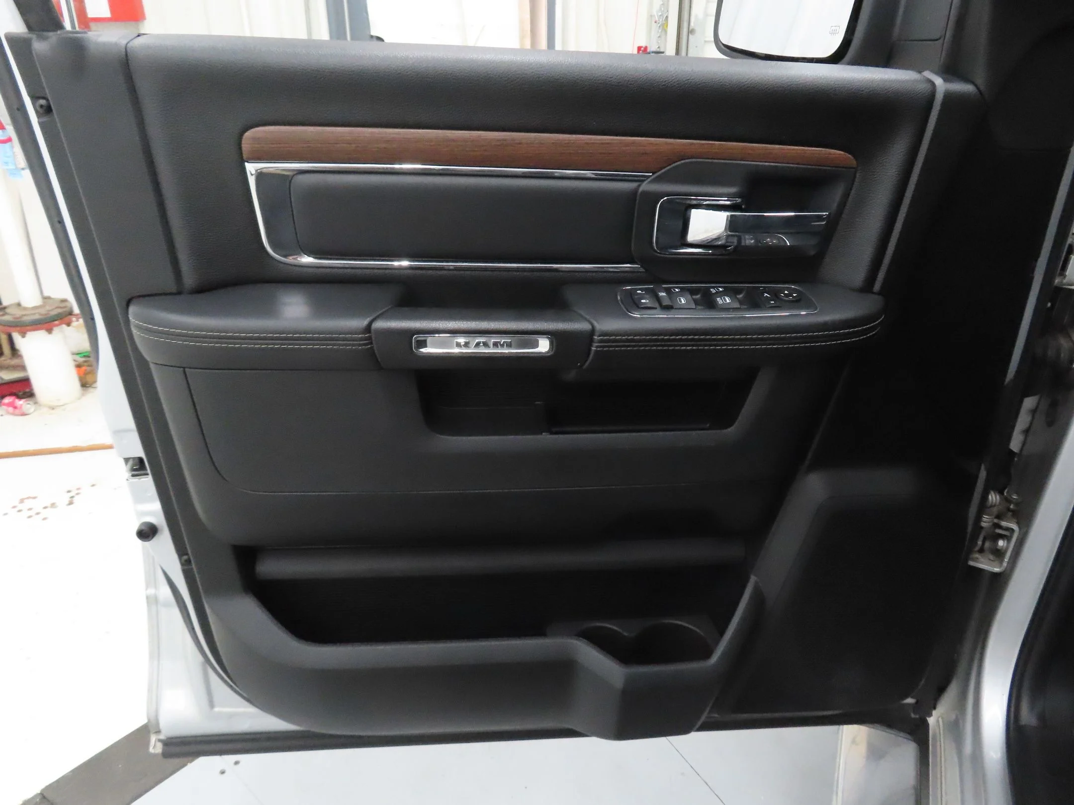 Used 2017 Silver Ram Laramie image 10