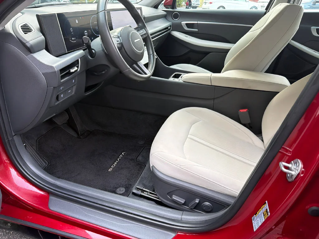 Used 2025 Red Hyundai SEL Convenience image 9