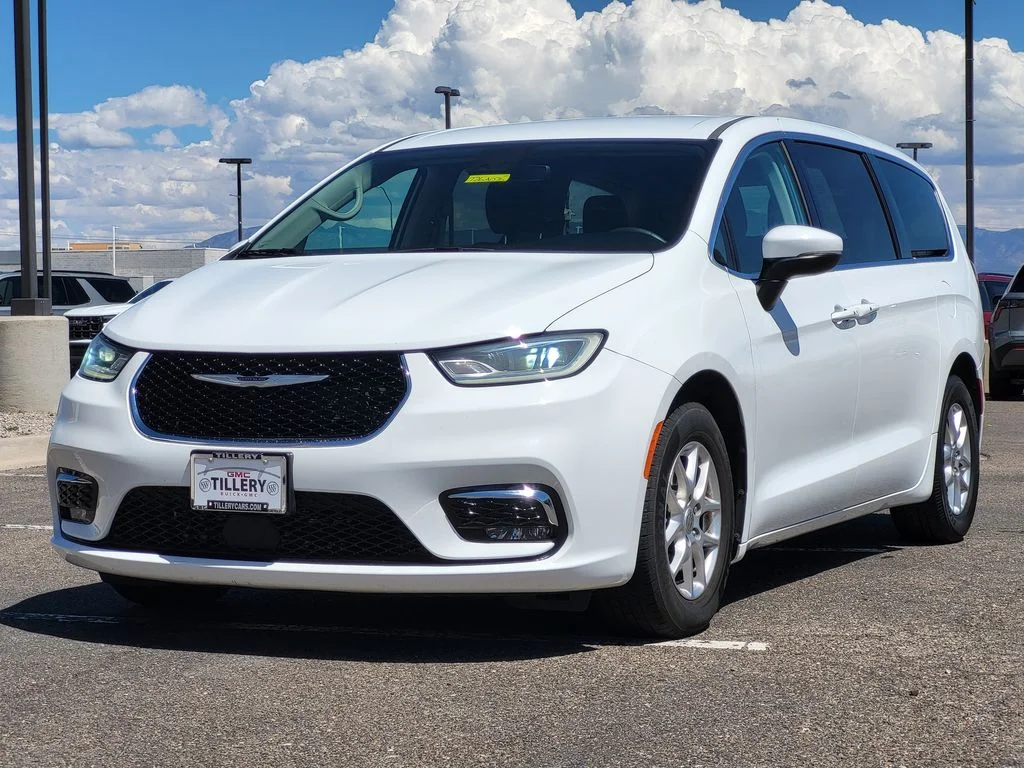 Used 2023 White Chrysler Touring L image 4