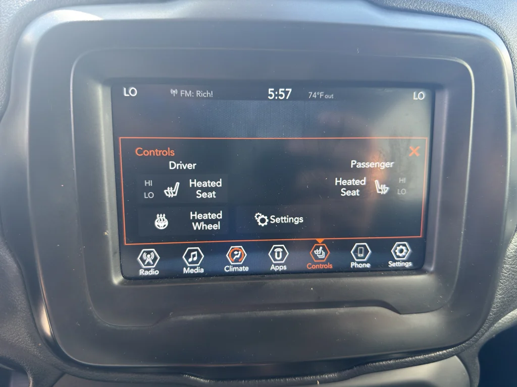 Used 2018 Glacier Metallic Jeep Trailhawk image 28