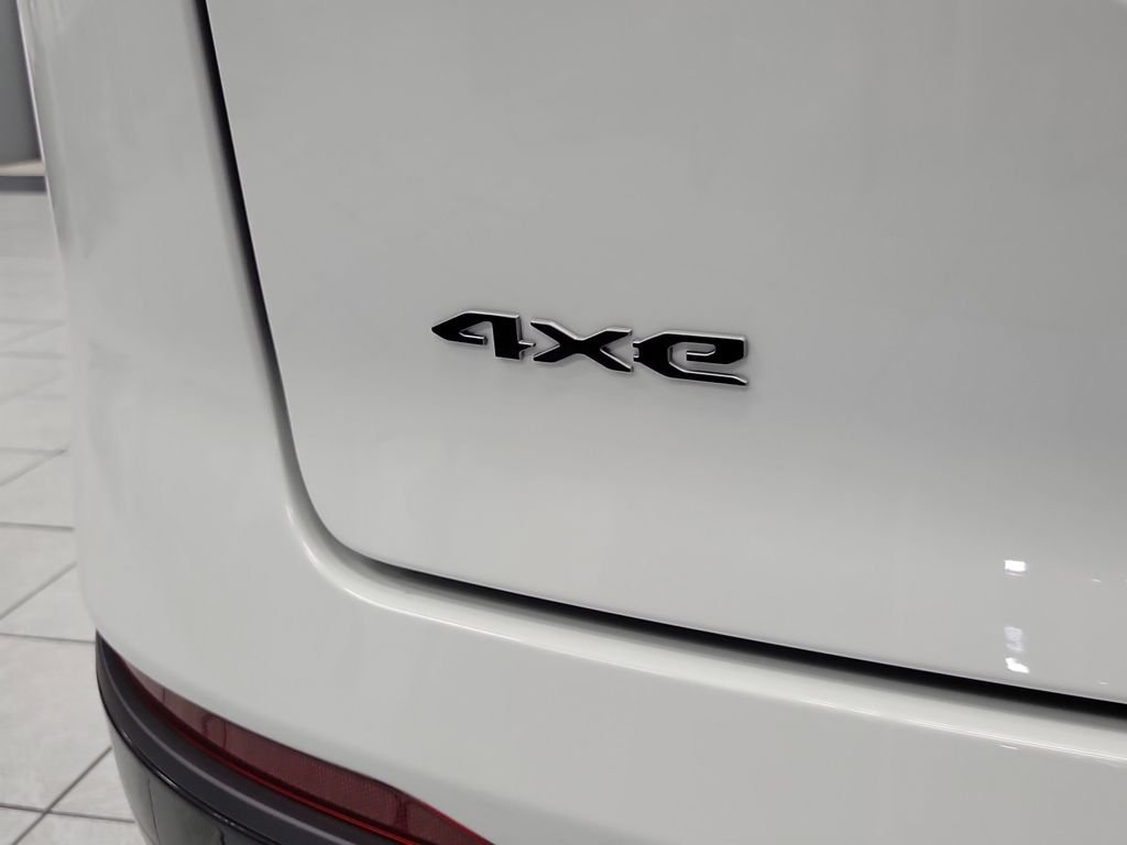 New 2025 Bright White Clear-Coat Exterior Paint Jeep Limited image 6