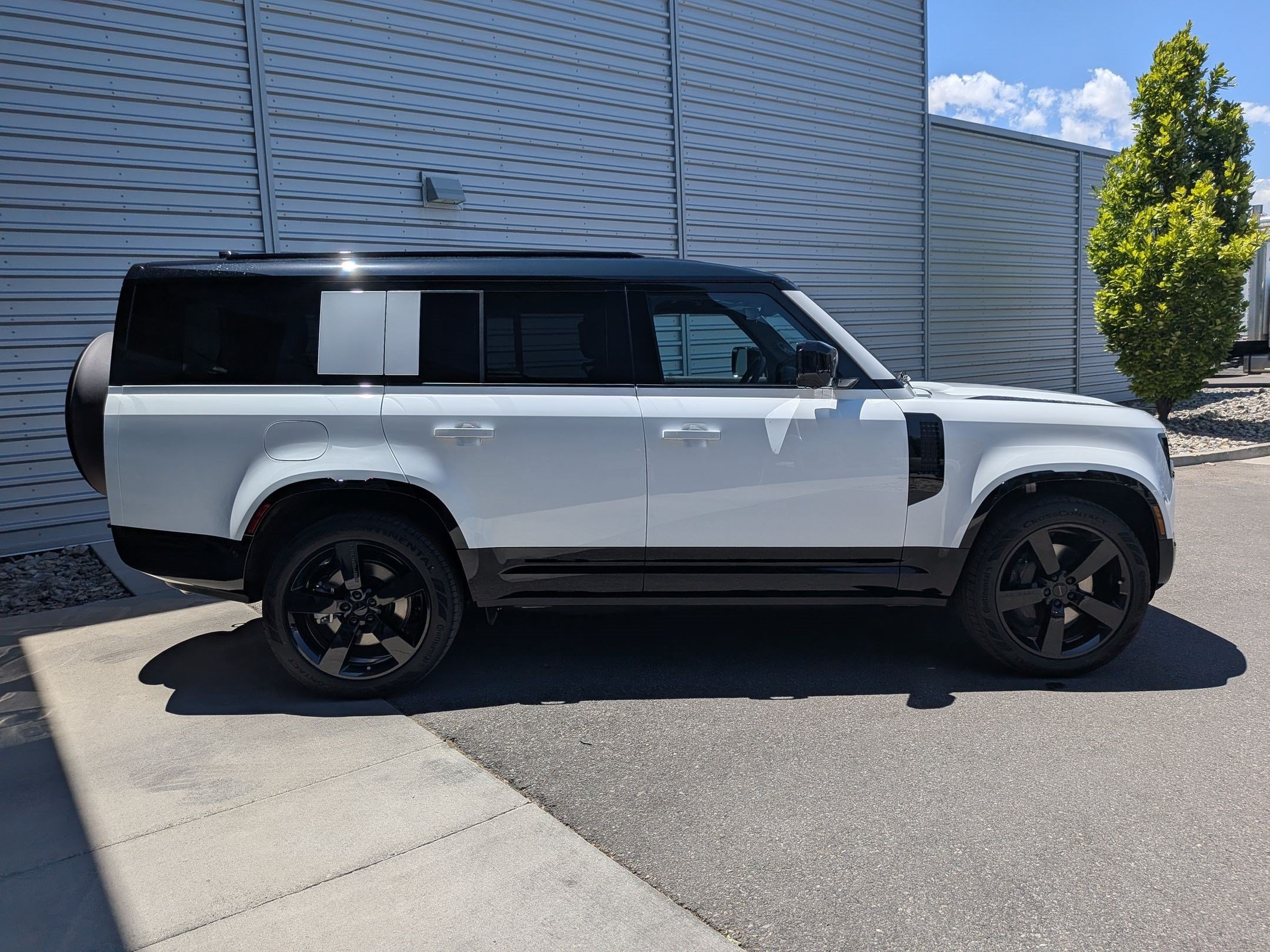 New 2026 Fuji White Land Rover P400 X-Dynamic SE image 4