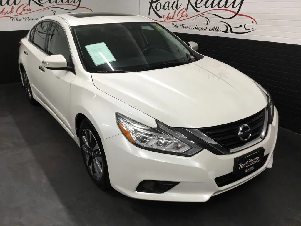 Used 2016 White Nissan 2.5 SV image 2