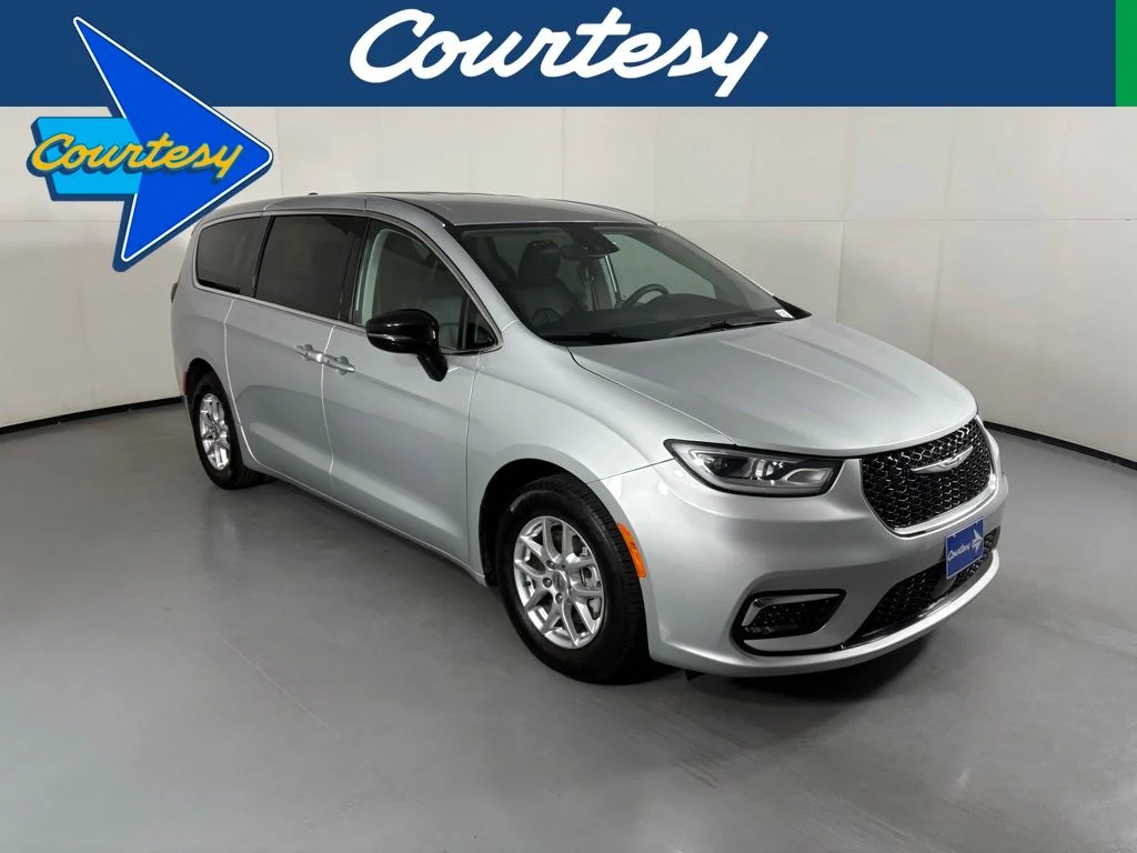 2024 Chrysler Pacifica Touring L's photo