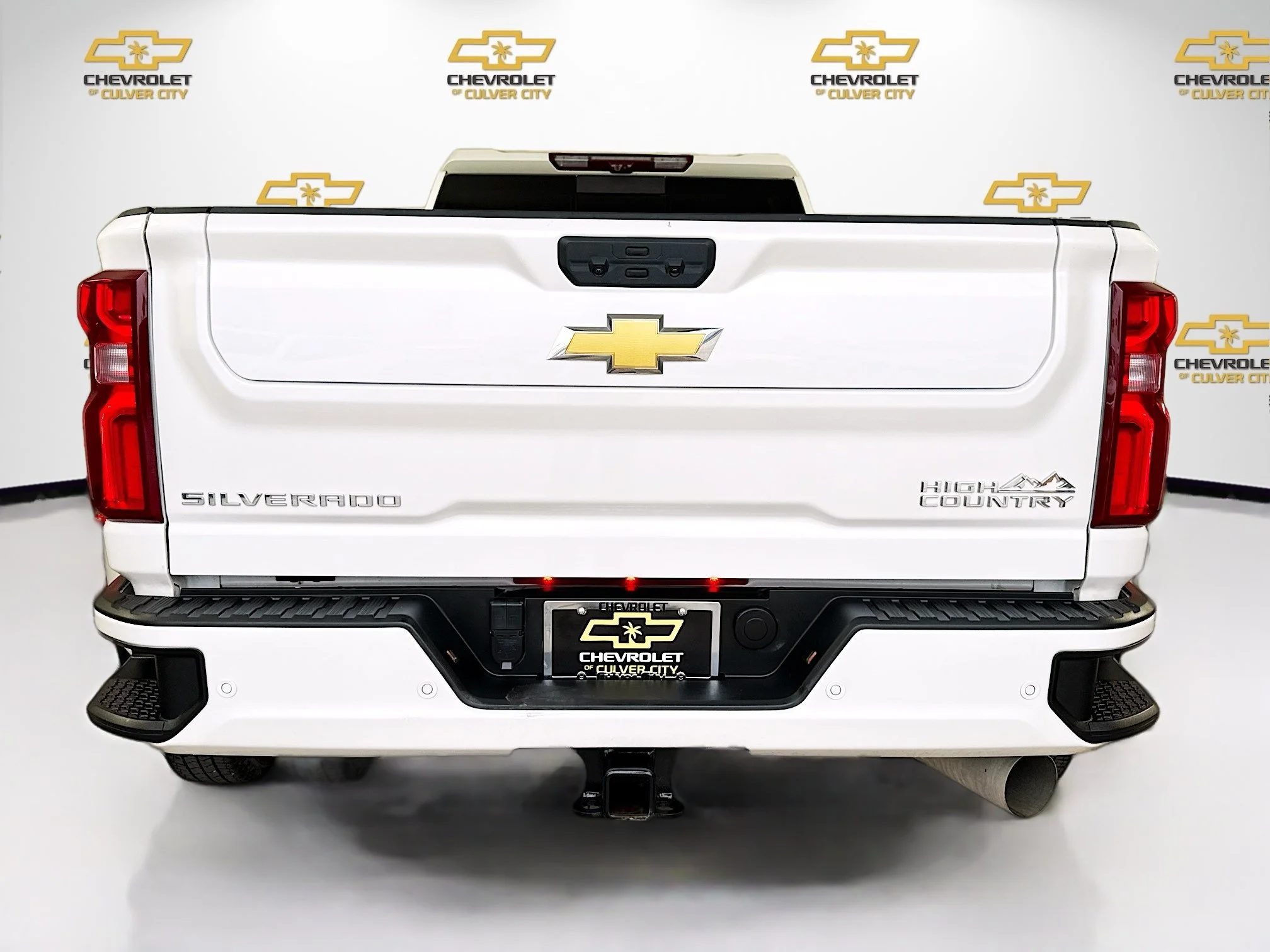 Used 2024 Iridescent Pearl Tricoat Chevrolet High Country DRW image 7