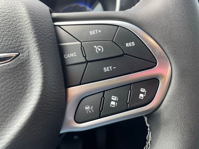 New 2026 Diamond Black Crystal Pearlcoat Chrysler Select image 15