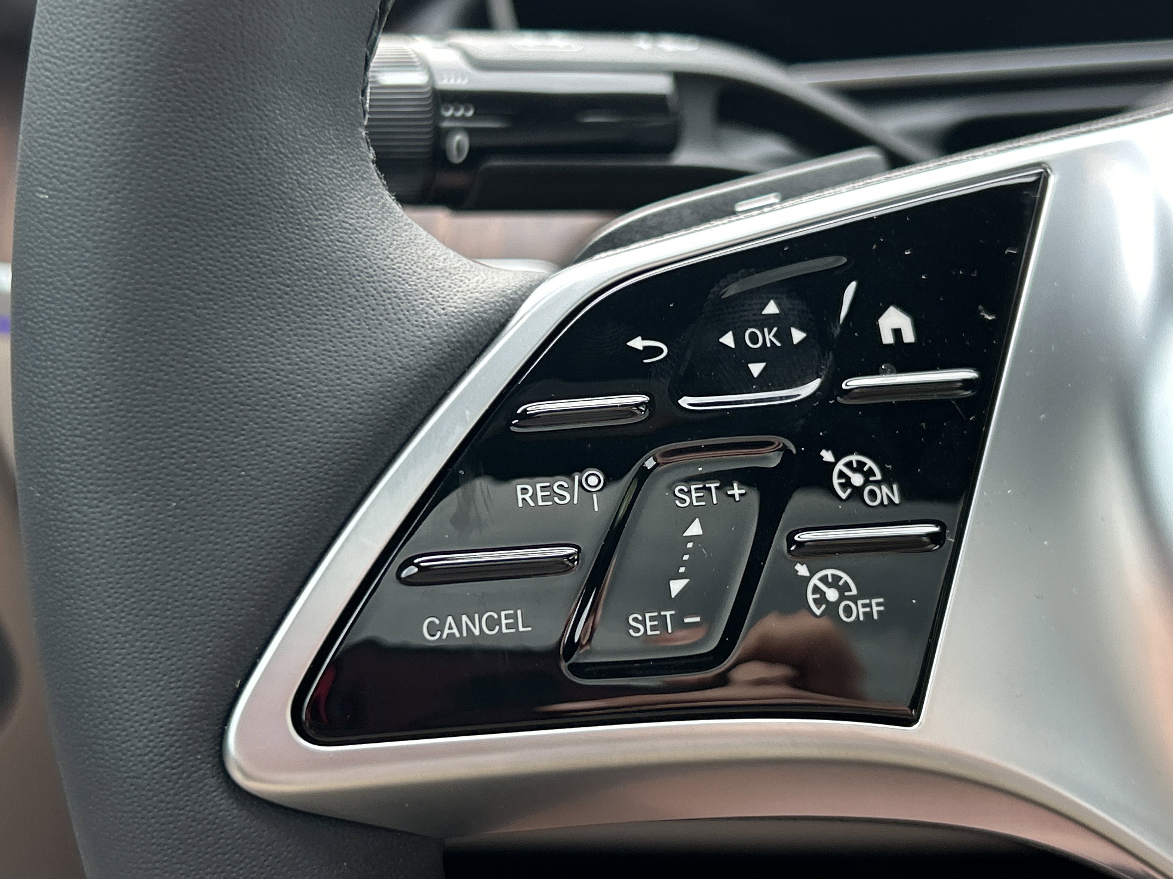New 2026 MANUFAKTUR Moonlight White Metallic Mercedes-Benz C 300 4MATIC® Sedan image 26