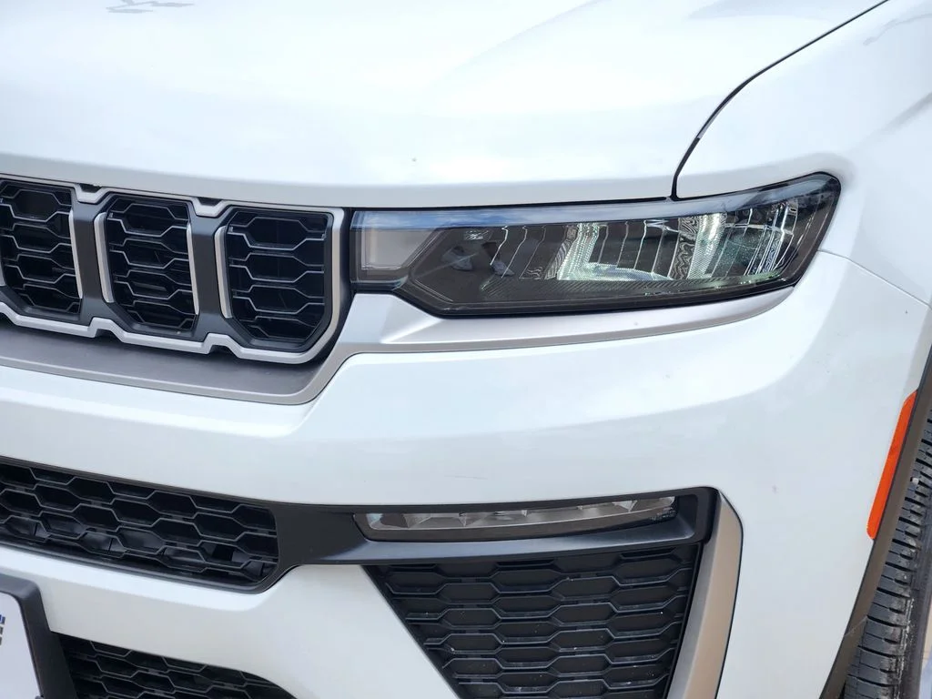 New 2026 Bright White Clear-Coat Exterior Paint Jeep Limited image 5