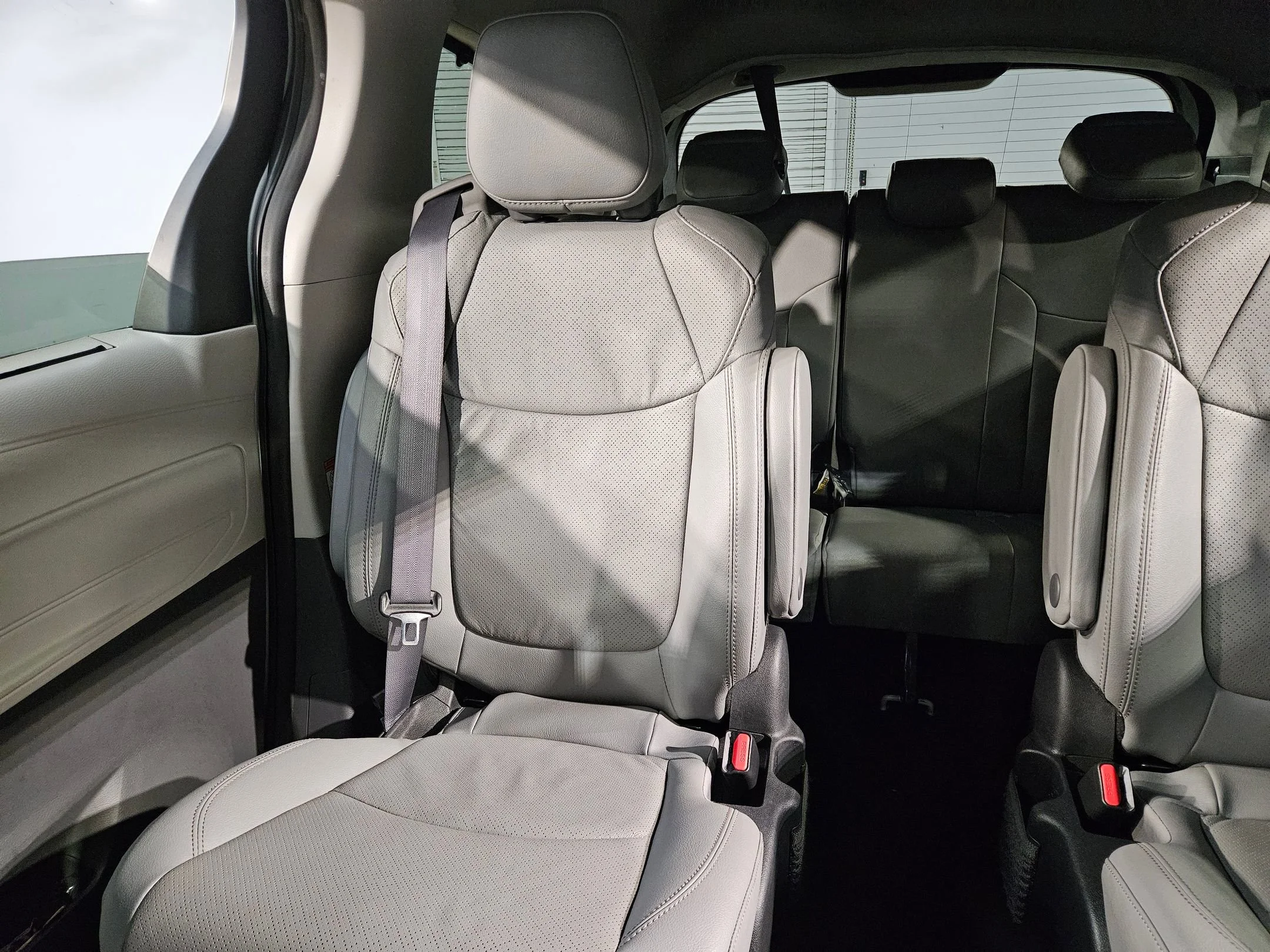 2024 Toyota Sienna Limited - Photo 12