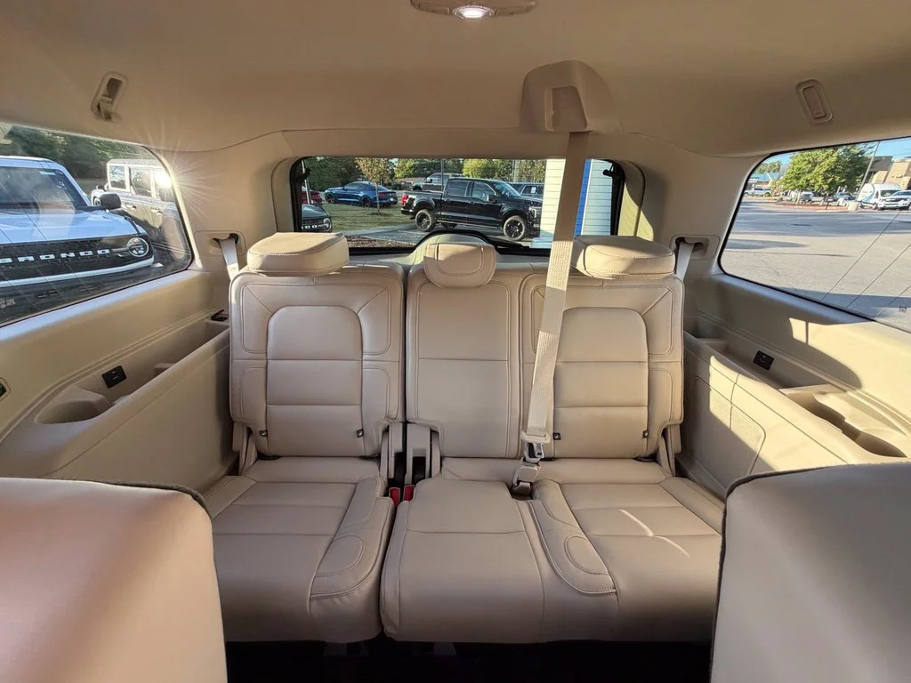 Used 2019 White Lincoln Reserve image 13