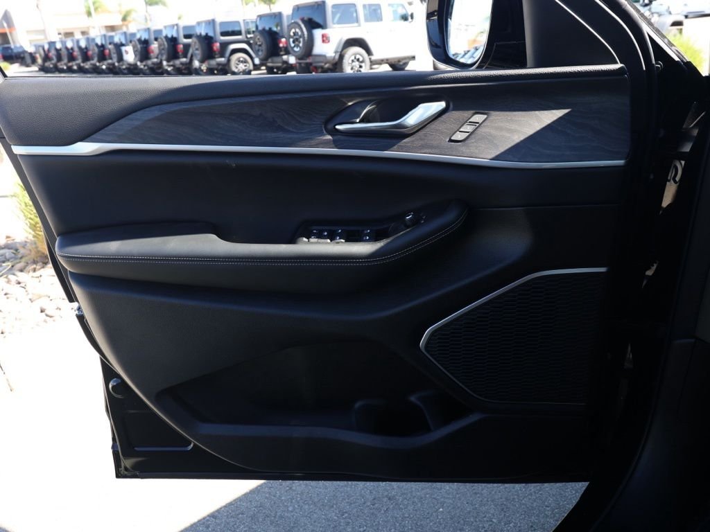 New 2026 Diamond Black Crystal Pearl-Coat Exterior Paint Jeep Limited image 22