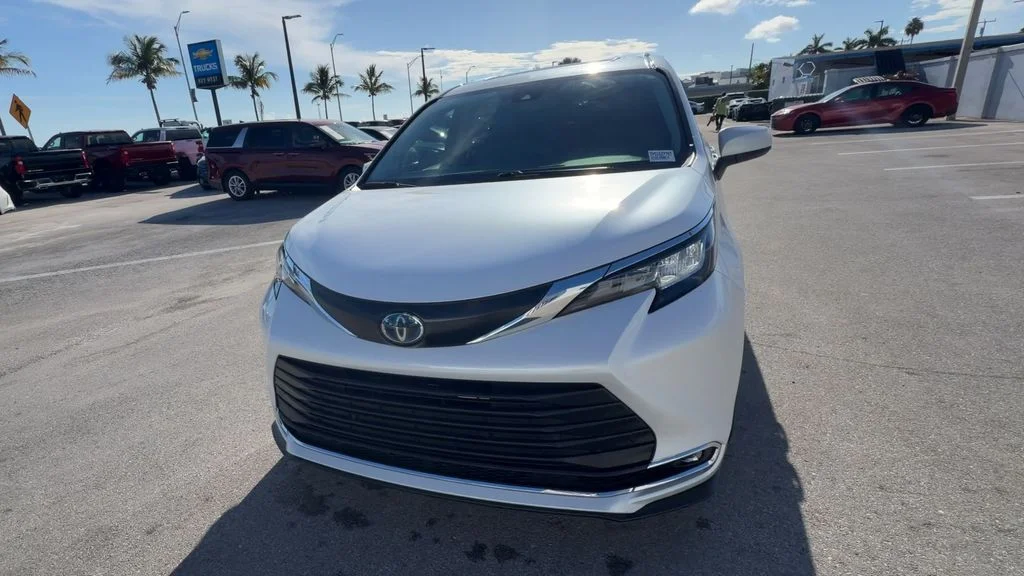 Used 2023 Beige Toyota XLE image 7