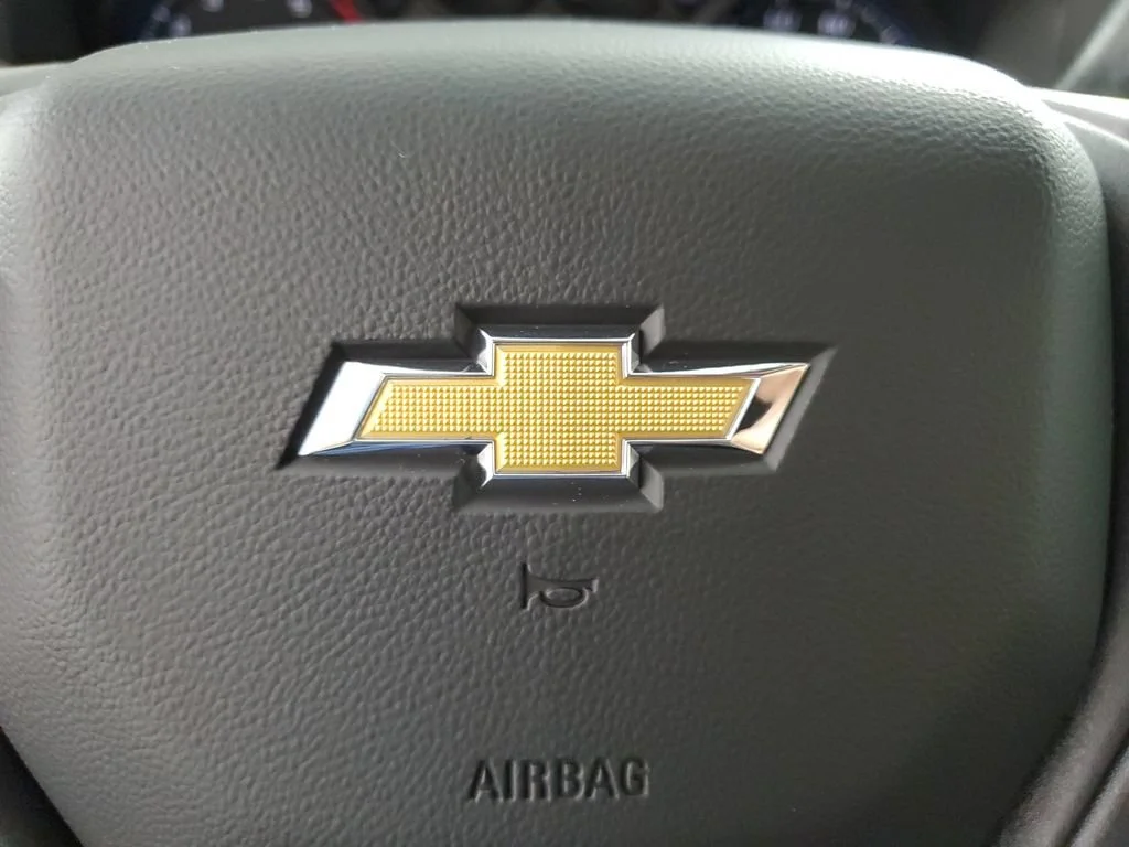 New 2026 Summit White Chevrolet WT image 20