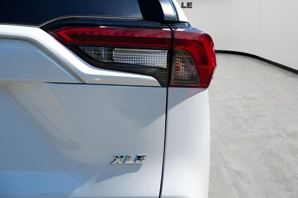 Used 2024 Wind Chill Pearl Toyota XLE Premium image 7