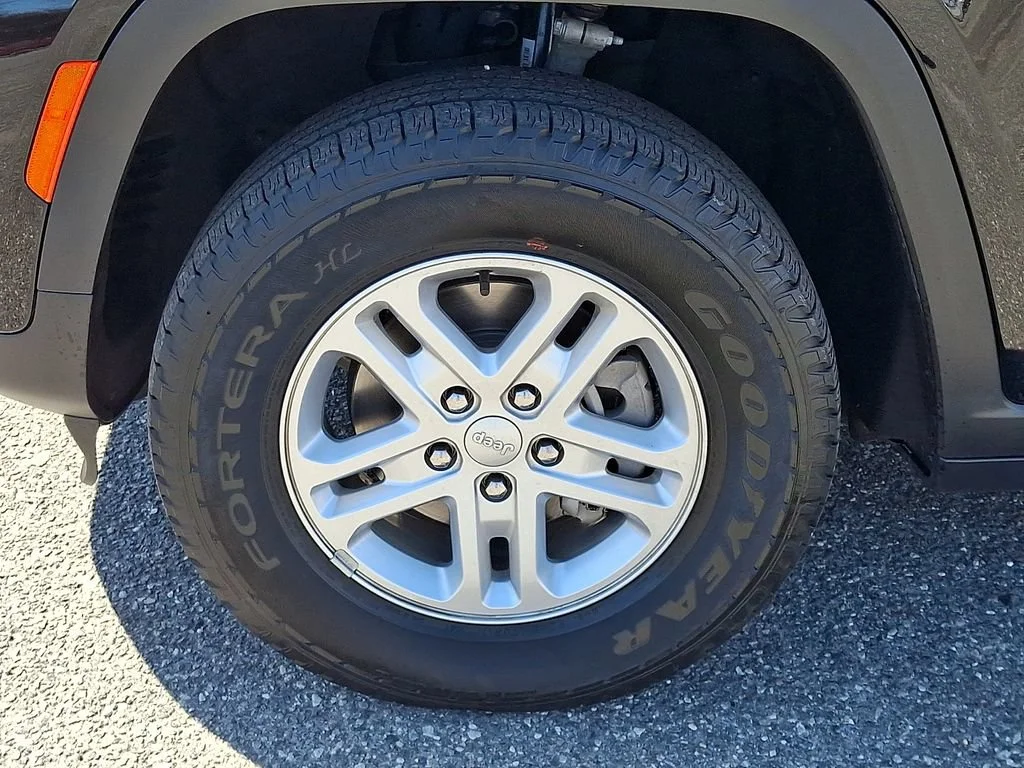 Used 2023 Diamond Black Crystal Pearlcoat Jeep Laredo image 29
