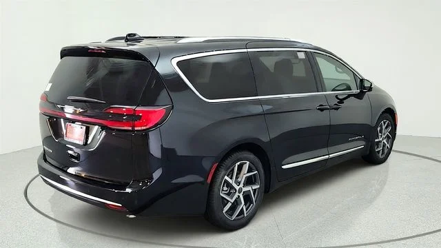 New 2027 Diamond Black Crystal Pearl-Coat Exterior Paint Chrysler Pinnacle image 13