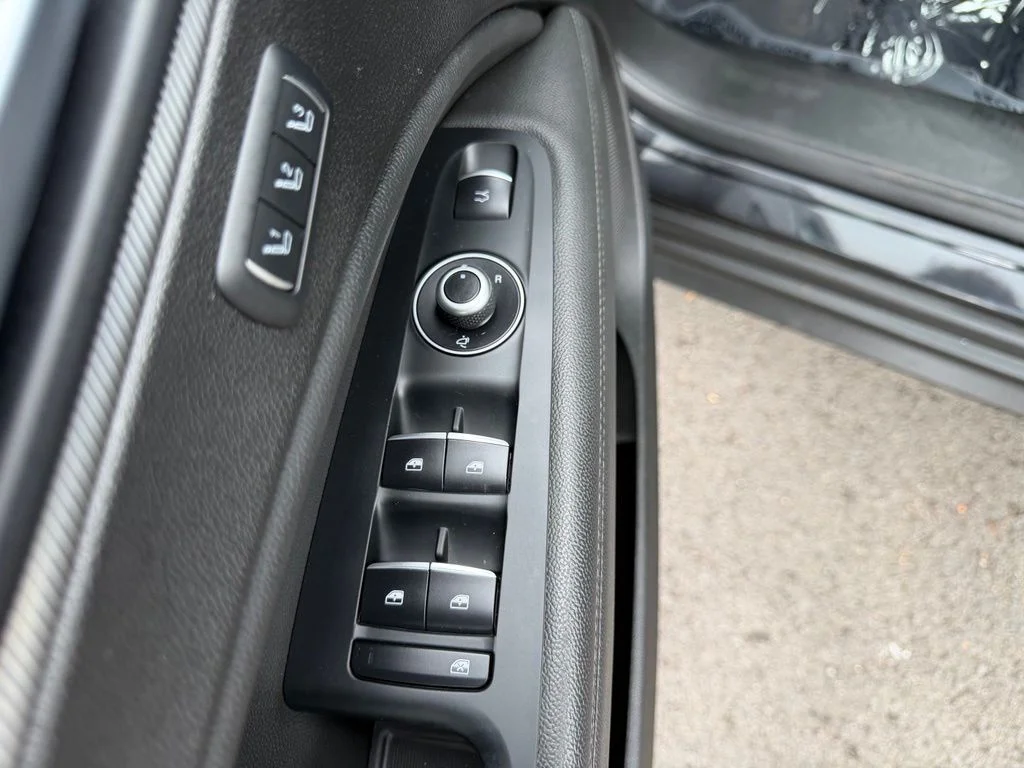 Used 2018 Black Metallic Alfa Romeo Base image 14