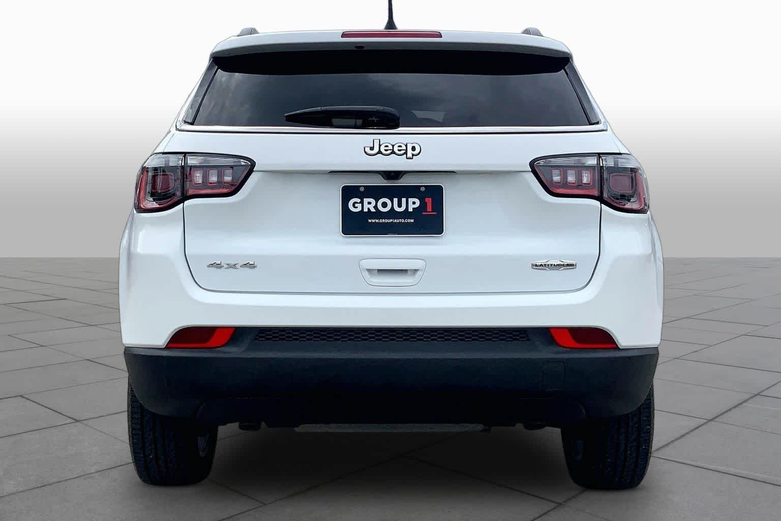 Used 2024 Bright White Clearcoat Jeep Latitude Lux image 5