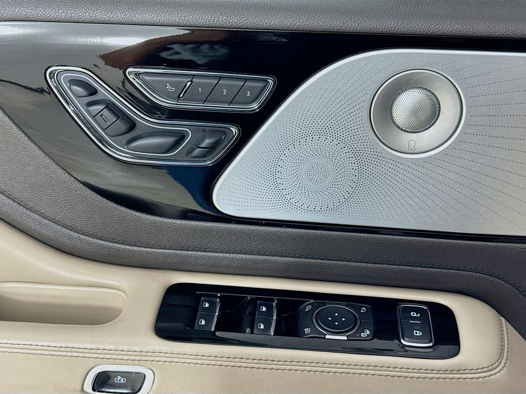 Used 2020 White Metallic Lincoln Grand Touring image 23