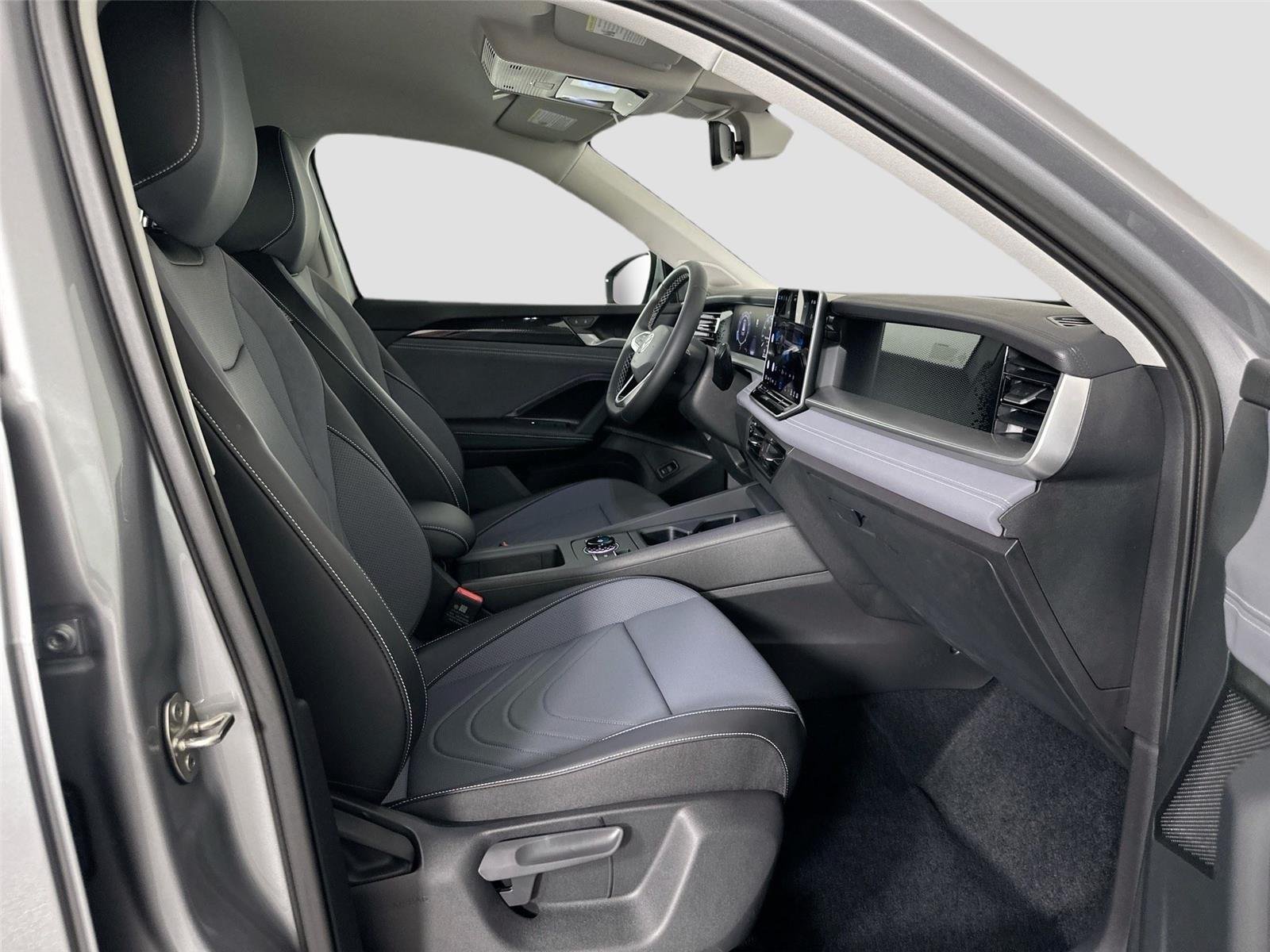 2025 Volkswagen Tiguan SE - Photo 22